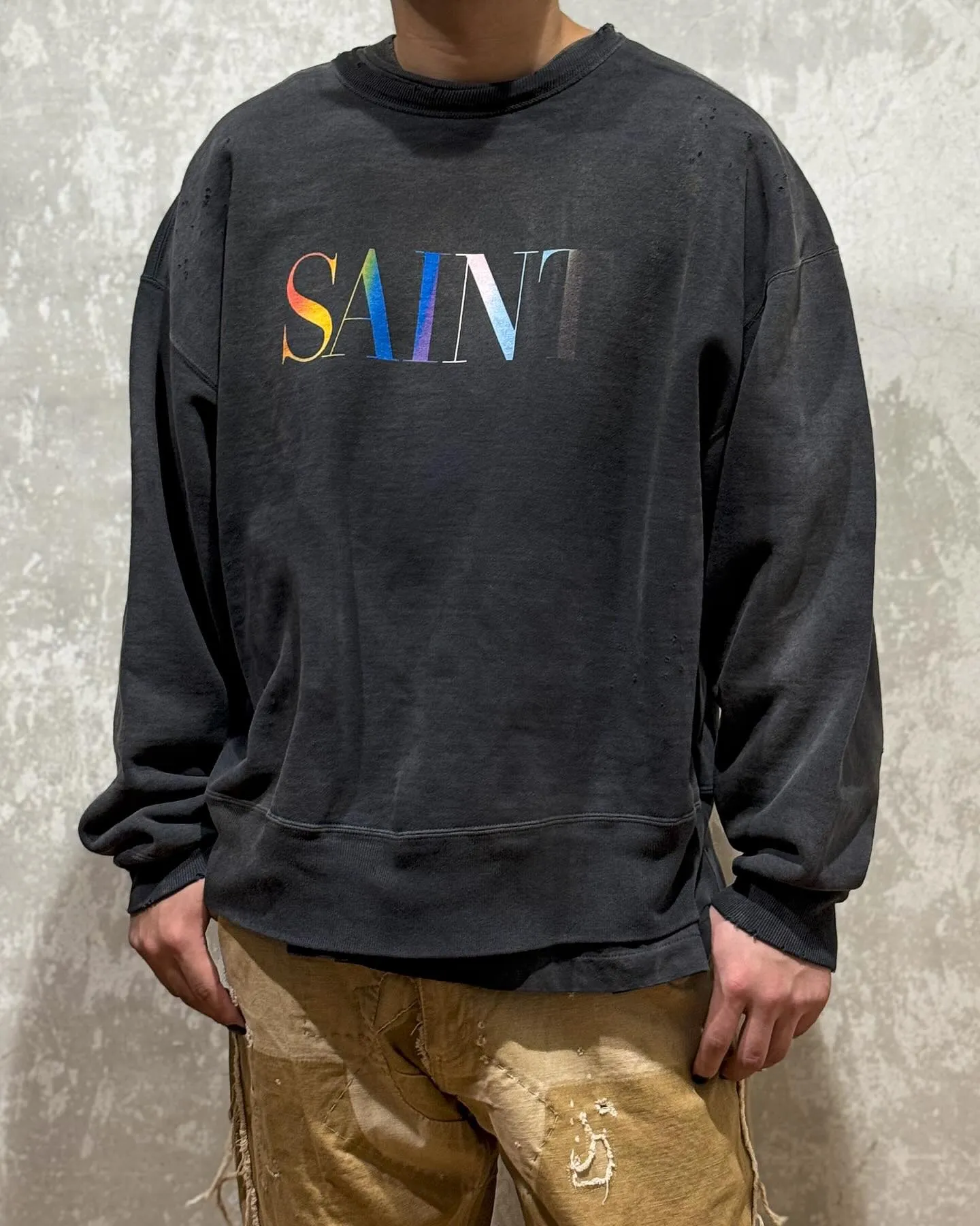 SAINT Mxxxxxx CREW NECK SWT SHIRTS 'RAINBOW SNT'/BLK Rainbow SAINT destruction sweatshirt, washed black S-XL Assute dyeing, genuine whole garment sprayed with horsetail fading process, collar/cuffs frayed in many places, front and rear panels/sleeves super complicated hanging grinding, heavy washing and water discoloration, correct fruit mark/angel mark